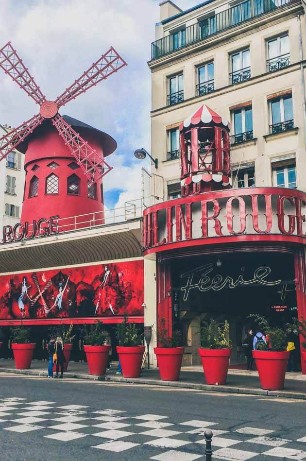 Romantic Things to Do In Paris, including Mouling Rouge, LaDuree, Eiffel Tower and dinner at trendy restaurant. #Paris #france #Romantic #RomanticParis