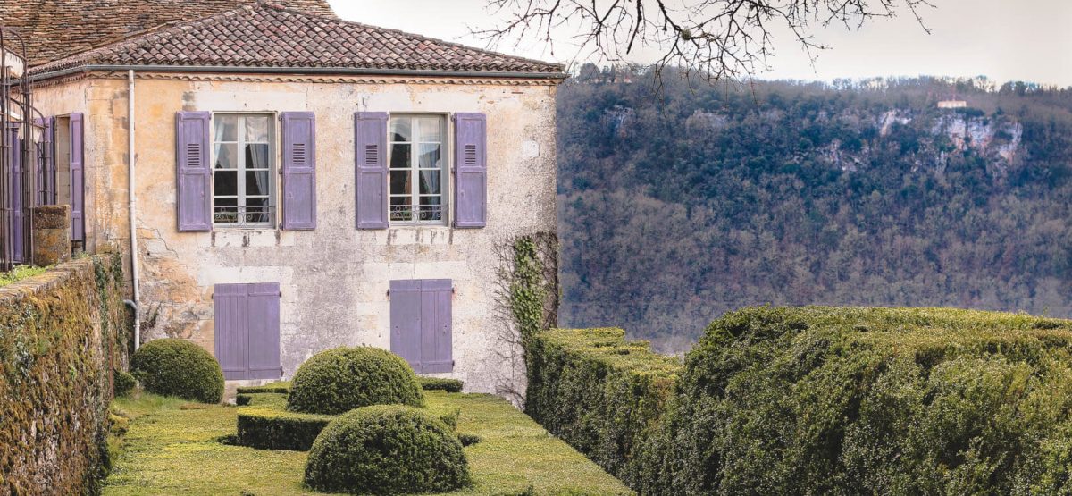 These beautiful Dordogne villages will make you fall in love with Southwest France. Find out where to go to see the medieval towns and villages of Dordogne department, which are named as the most beautiful villages in France. #France #Dordogne #villages #french
