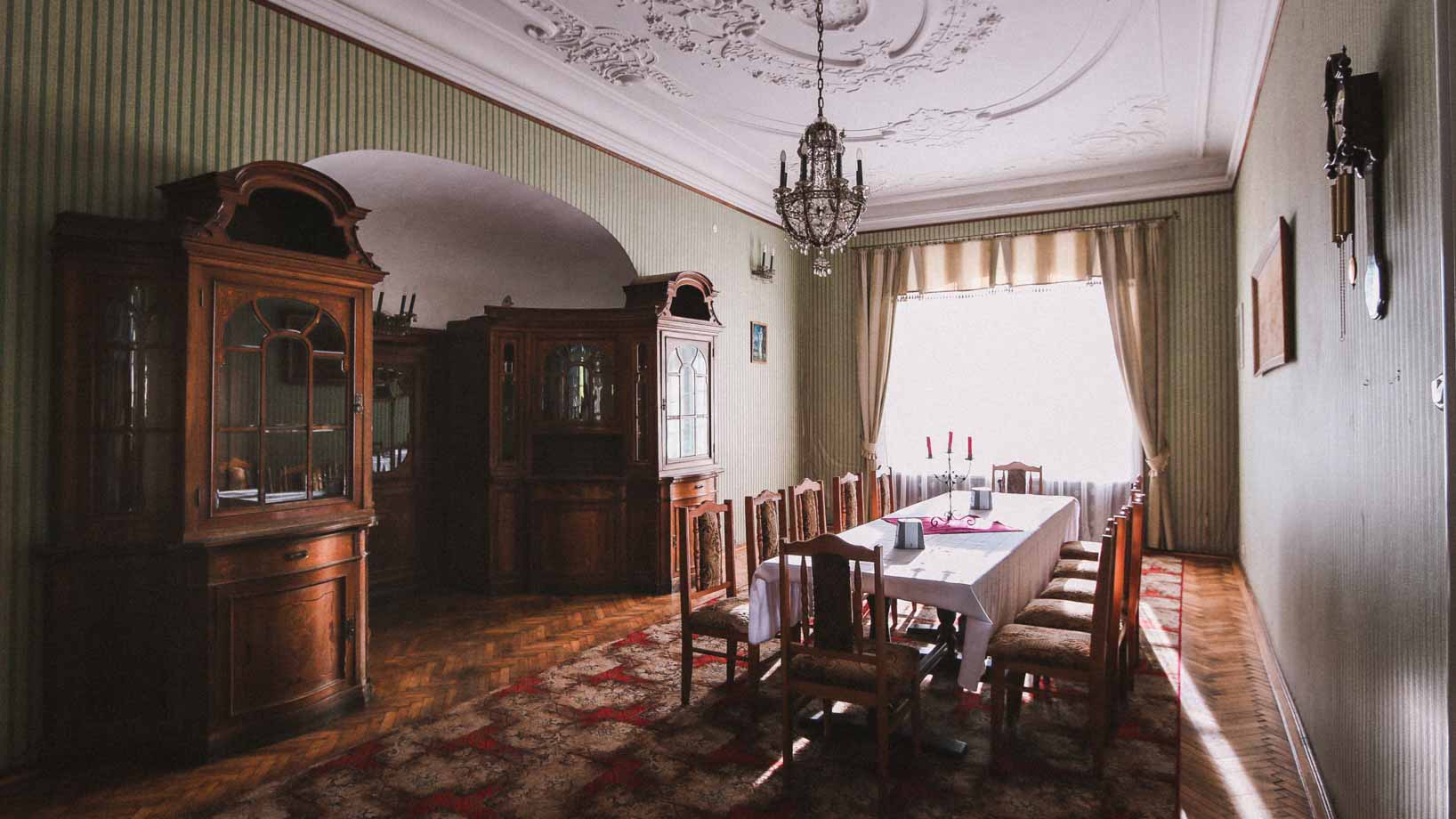 Dwor Dlugosz Dining Hall. Місто Світу Gorlice - ідеальна база для вивчення Бескида Ніски