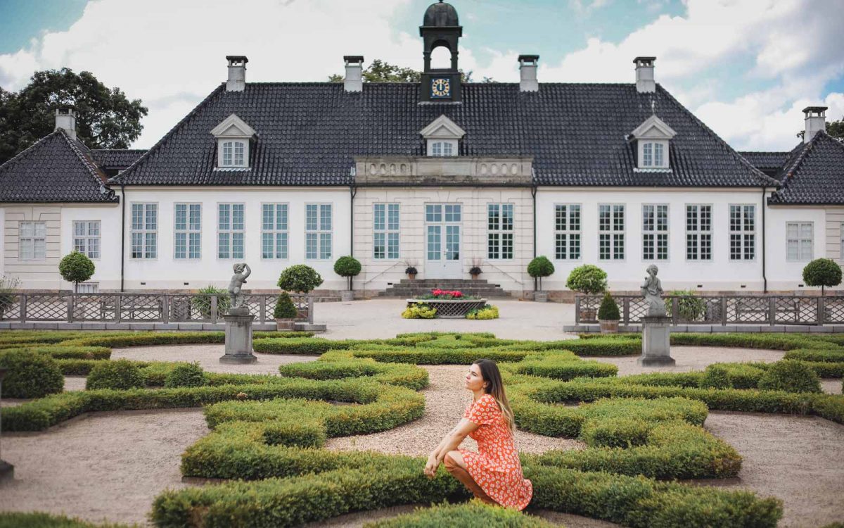 Guide to 10 best castles of Denmark located on a short day trip from Copenhagen, including Kronborg, Fredensborg, Amalienborg, and other Copenhagen castles.
