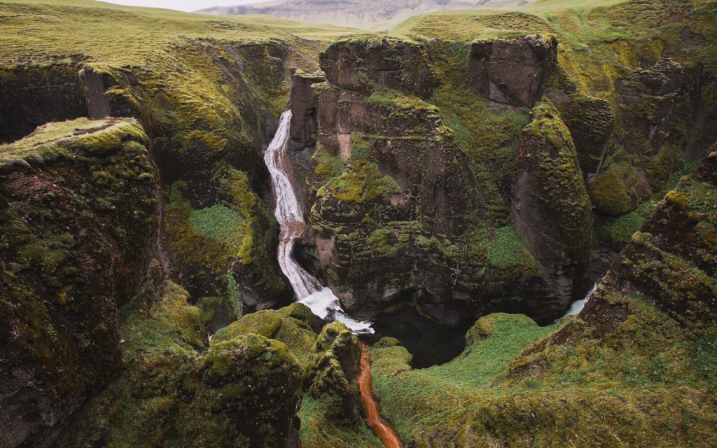 Fjaðrárgljúfur-Canyon