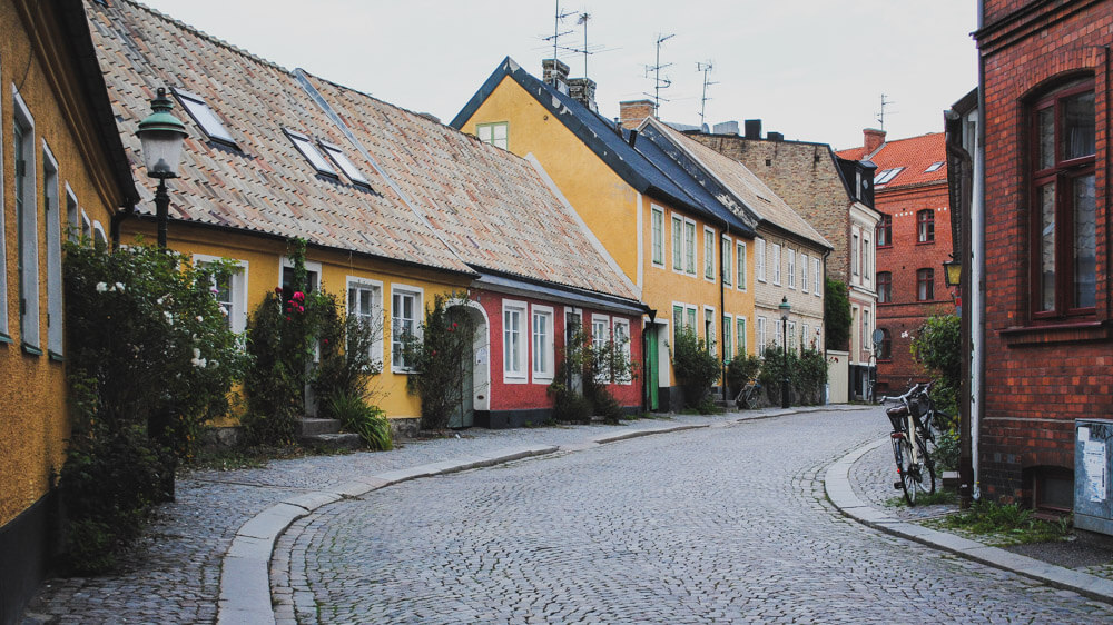 day trip from Copenhagen to Lund, colorful streets with blooming roses