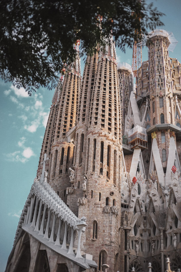 10-Places-in-Spain-to-Visit-Basilica-de-la-Sagrada-Familia